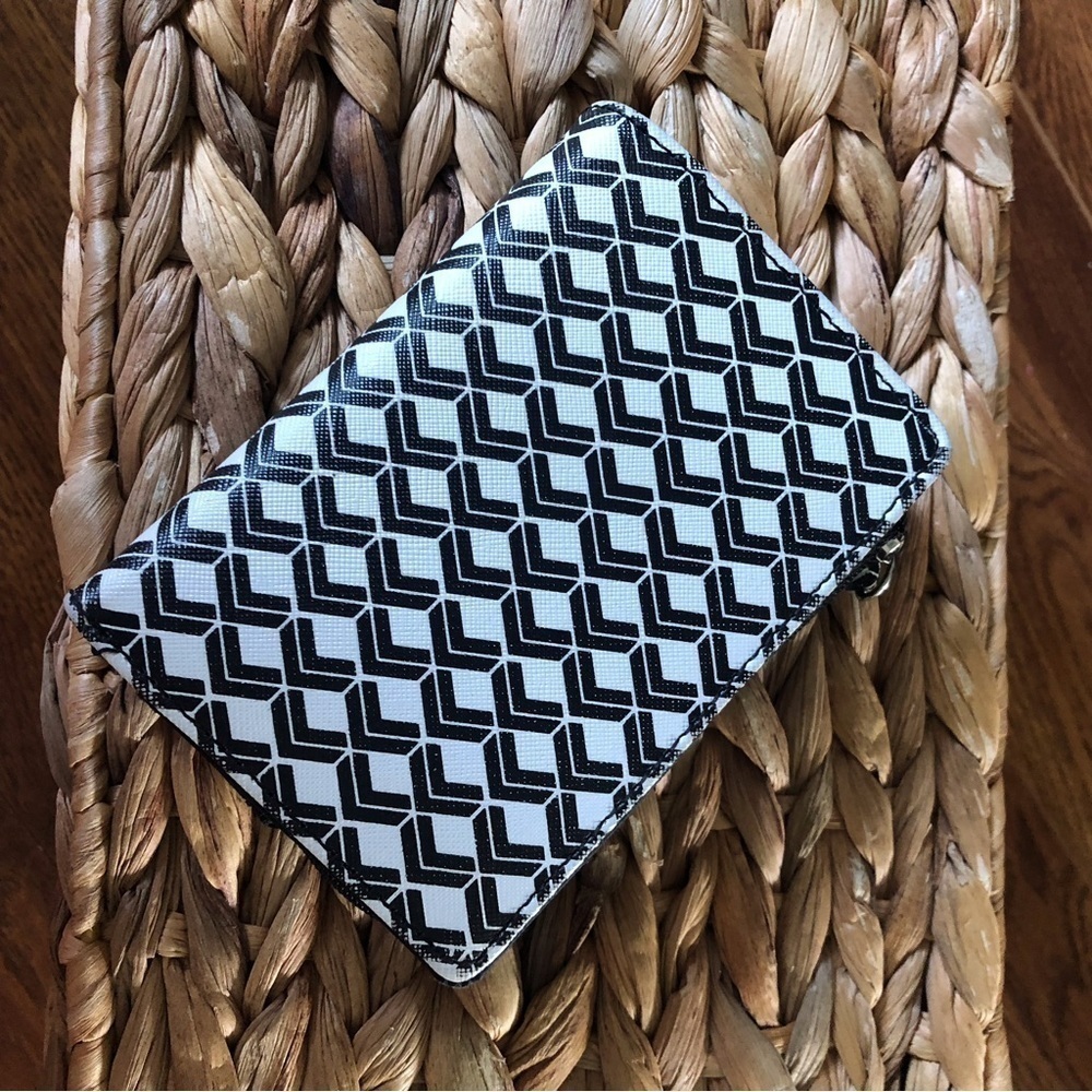 Black and White Geometric print bi-fold snap wallet
